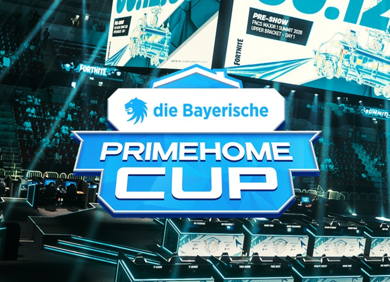 Banner zum Primehome Cup von die Bayerische mit E-Sport-Arena sowie zwei Spielern des Siegerteams, die einen Pokal in die Höhe halten.