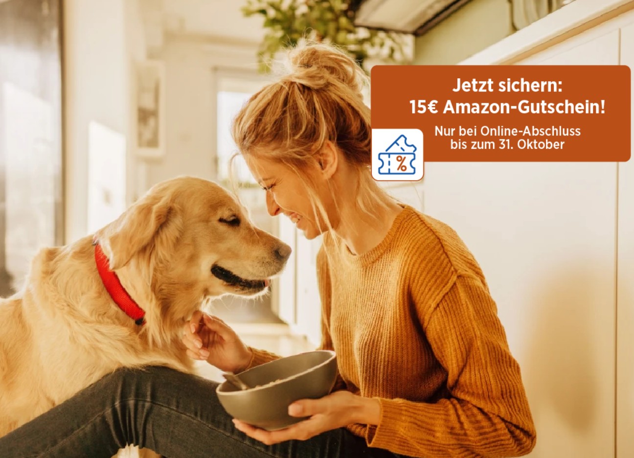 die Bayerische Gutscheinaktion Hunde-OP-Versicherung Eine Frau streichelt einen Hund. Schrift im Vordergrund: "Jetzt sichern: 15€ Amazon-Gutschein!"