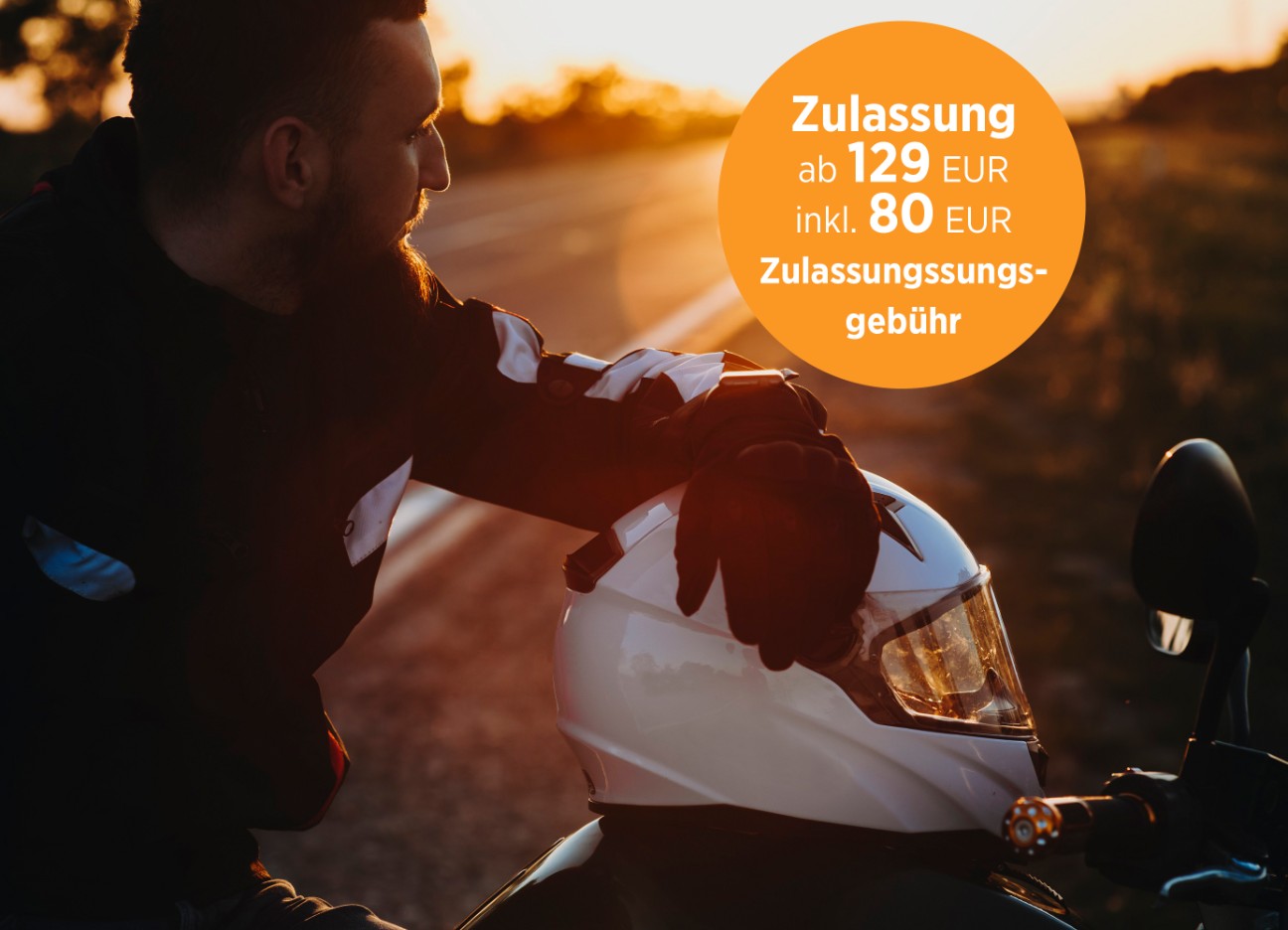 Motorradfahrer macht während einer Fahrt bei Sonnenuntergang eine Pause. Der Helm liegt auf dem Motorrad. Motorradfahrer macht während einer Fahrt bei Sonnenuntergang eine Pause. Der Helm liegt auf dem Motorrad.