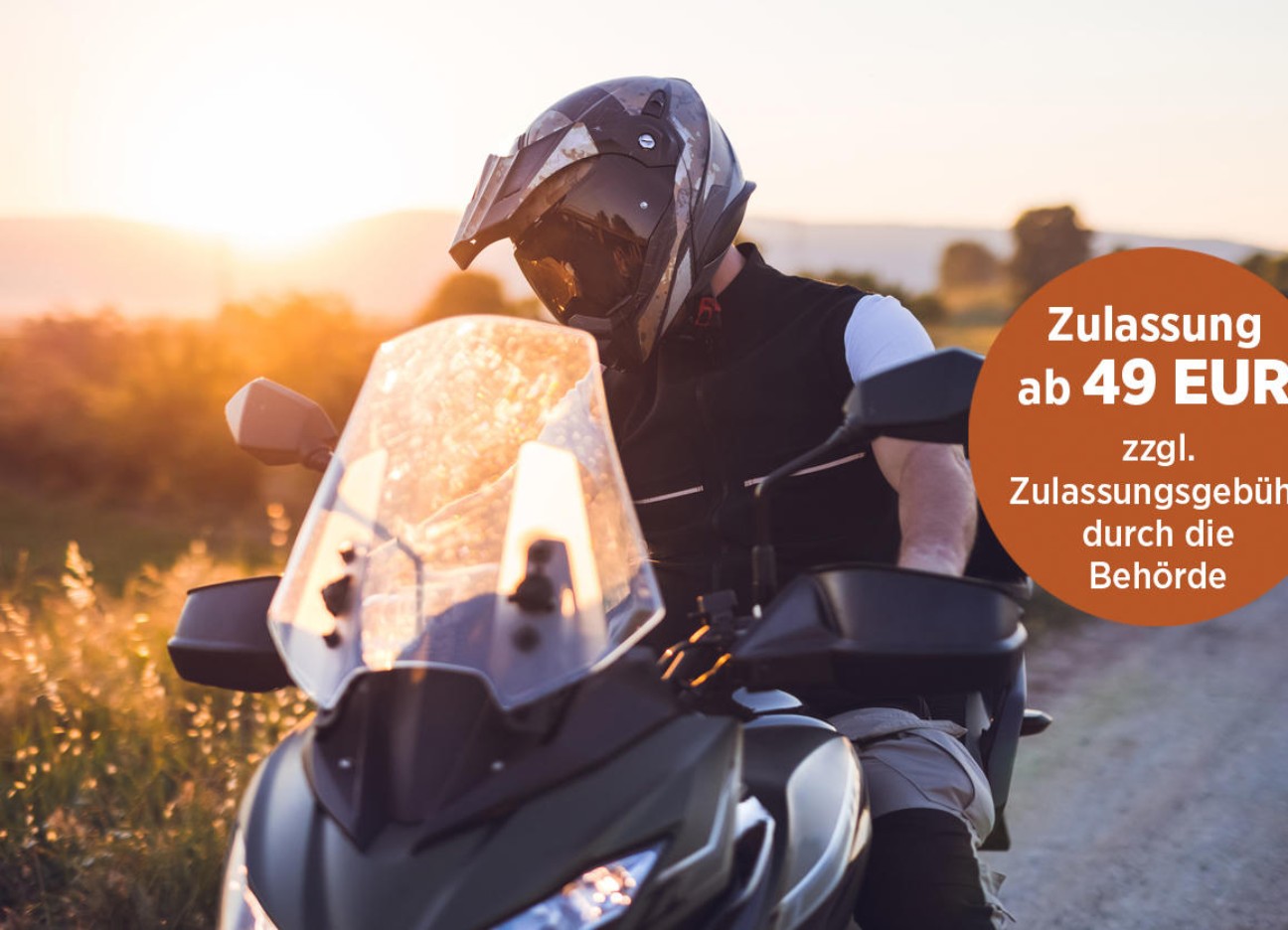 Motorradfahrer macht eine Fahrt bei Sonnenuntergang. Motorradfahrer macht eine Fahrt bei Sonnenuntergang.