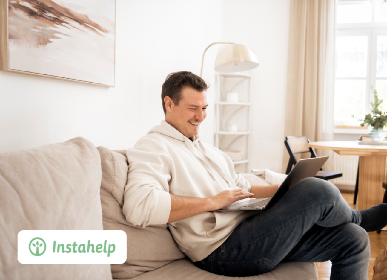 Mann sitzt auf Sofa und arbeitet an einem Laptop. Logo der Firma Instahelp im Vordergrund. Mann sitzt auf Sofa und arbeitet an einem Laptop. Logo der Firma Instahelp im Vordergrund.