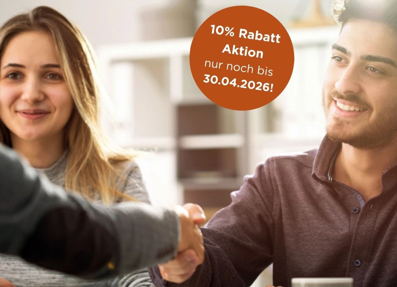 Junges Pärchen sitzt an einem Tisch, Hinweis auf 10% Rabatt Aktion