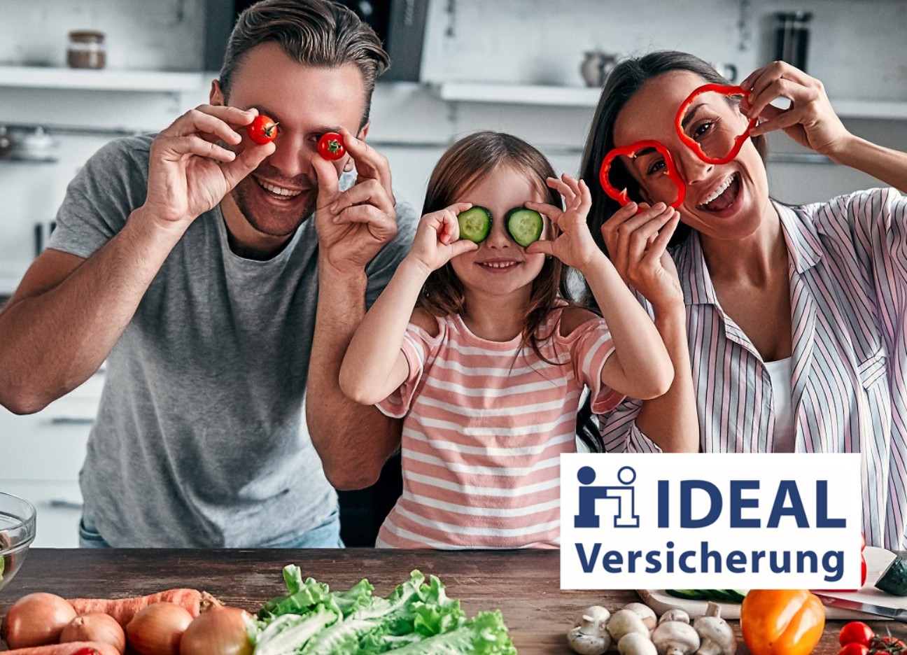Eine 3-köpfige Familie hat Spaß beim Kochen. Auf der rechten Seite im Bild ist ein Logo des Versicherers Ideal.
