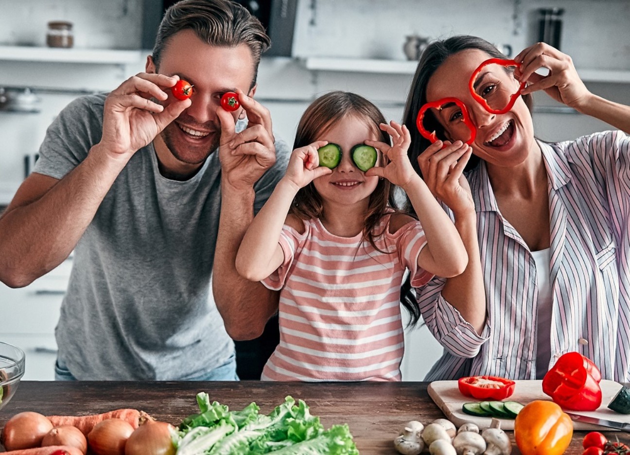 Eine 3-köpfige Familie hat Spaß beim Kochen