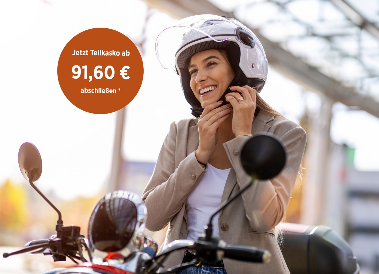 Eine junge Frau auf einem Roller schnallt ihren Helm an.