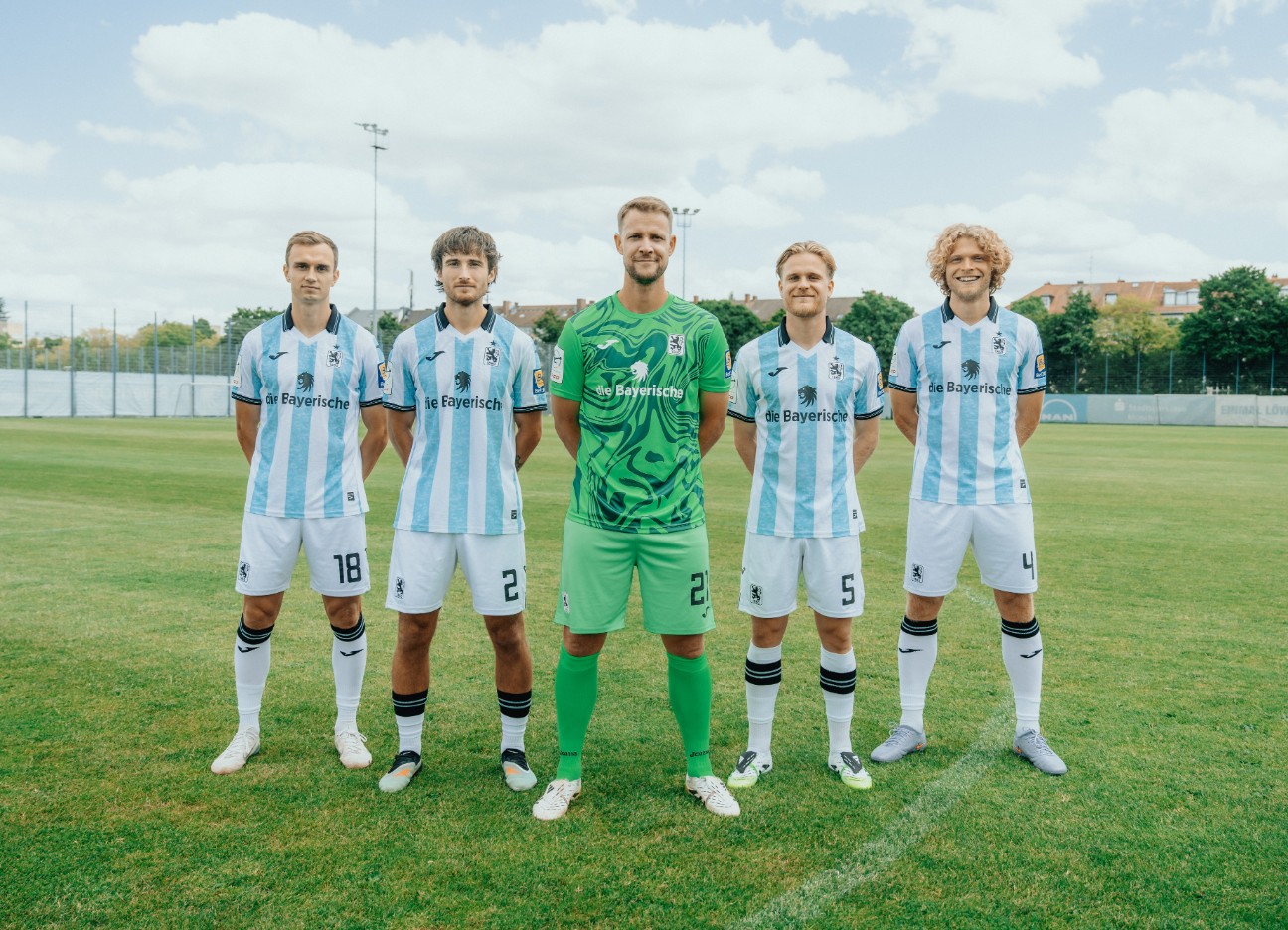 Mehrere Spieler des TSV 1860 München haben sich mit hinter dem Rücken verschränkten Armen aufgestellt Mehrere Spieler des TSV 1860 München haben sich mit hinter dem Rücken verschränkten Armen aufgestellt