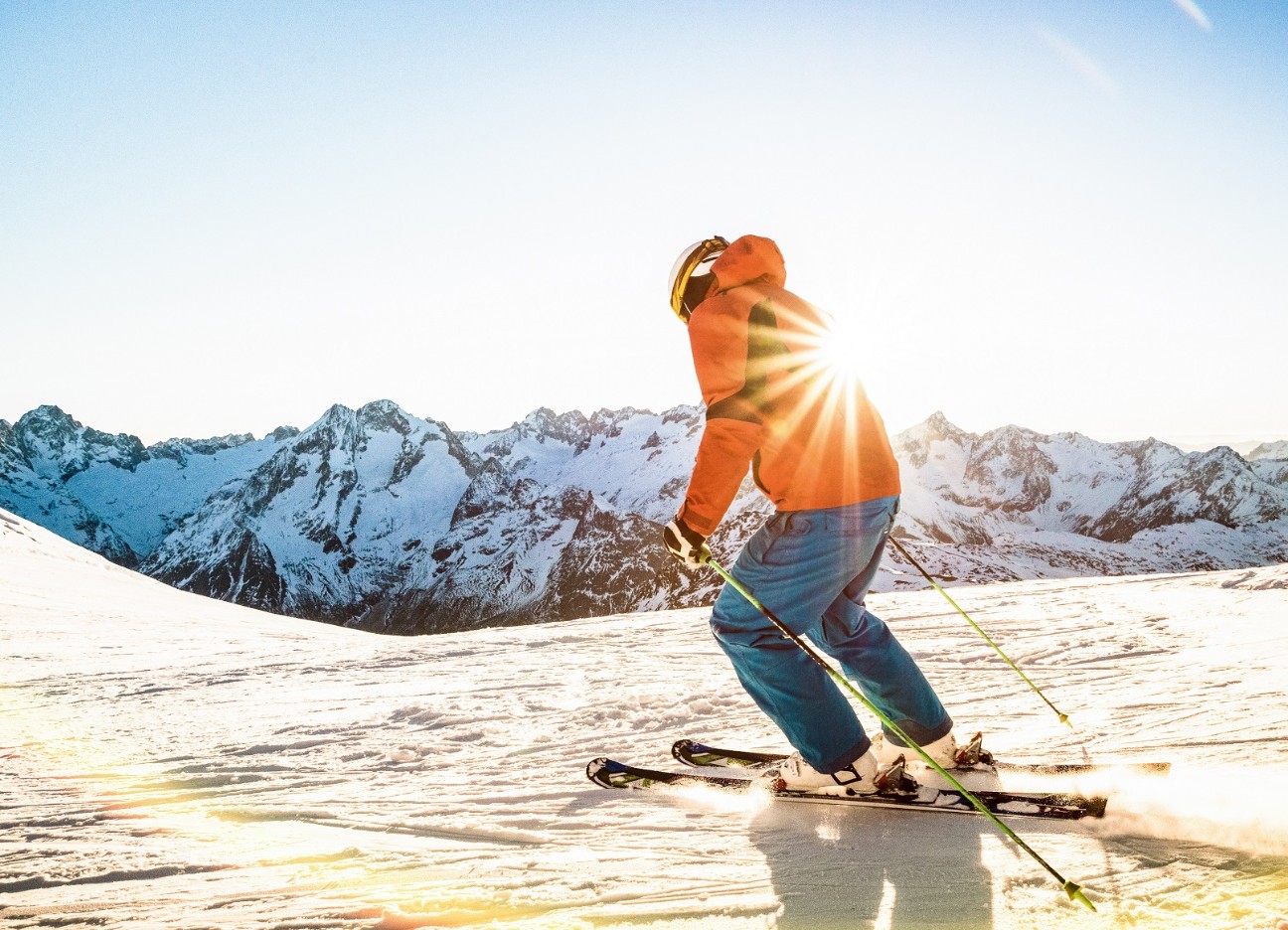 Skifahren bei Sonnenuntergang Skifahren bei Sonnenuntergang