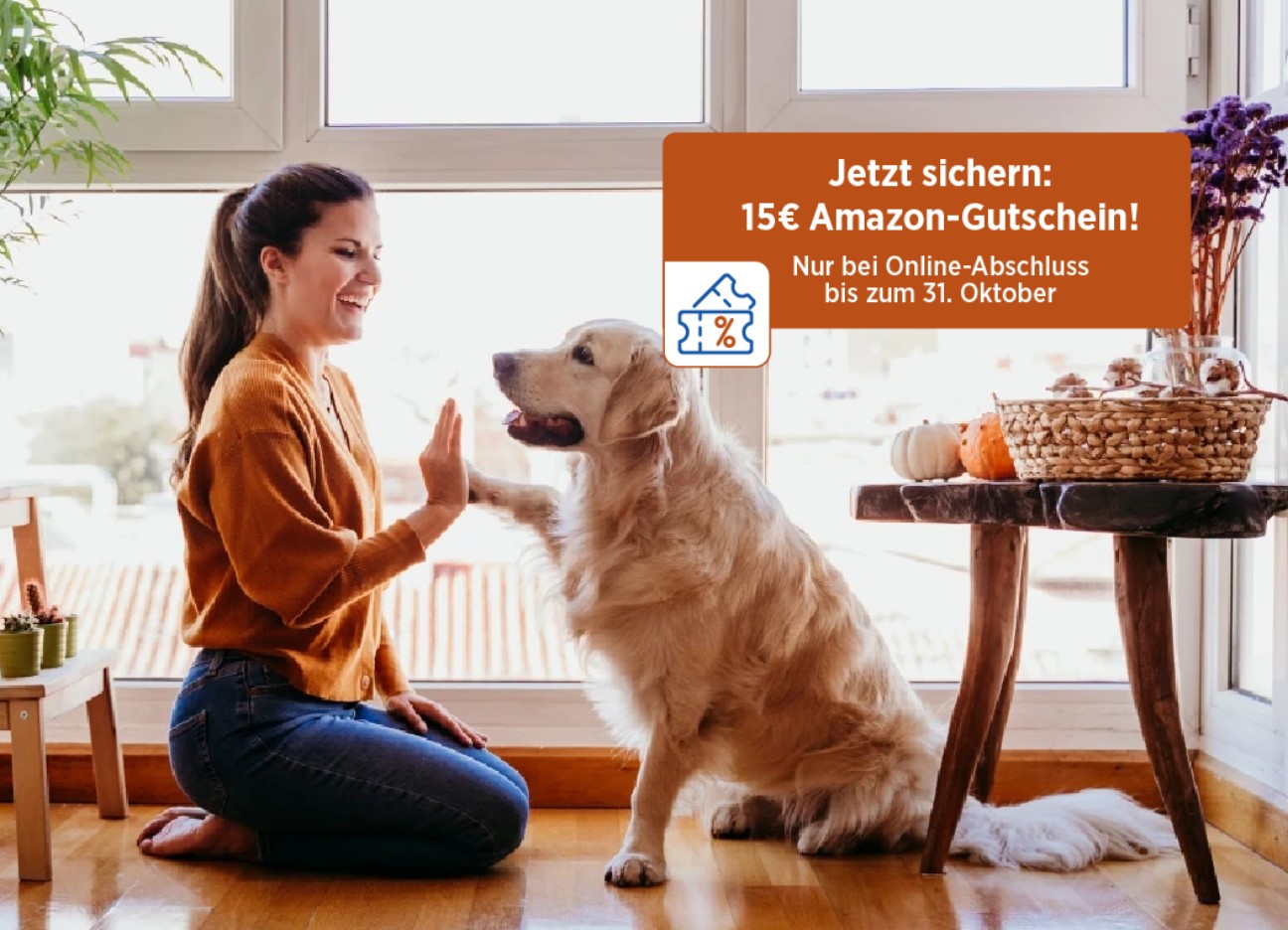 die Bayerische Gutscheinaktion Hundekrankenversicherung Ein Hund gibt einer Frau die Pfote. Schrift im Vordergrund: "Jetzt sichern: 15€ Amazon-Gutschein!"