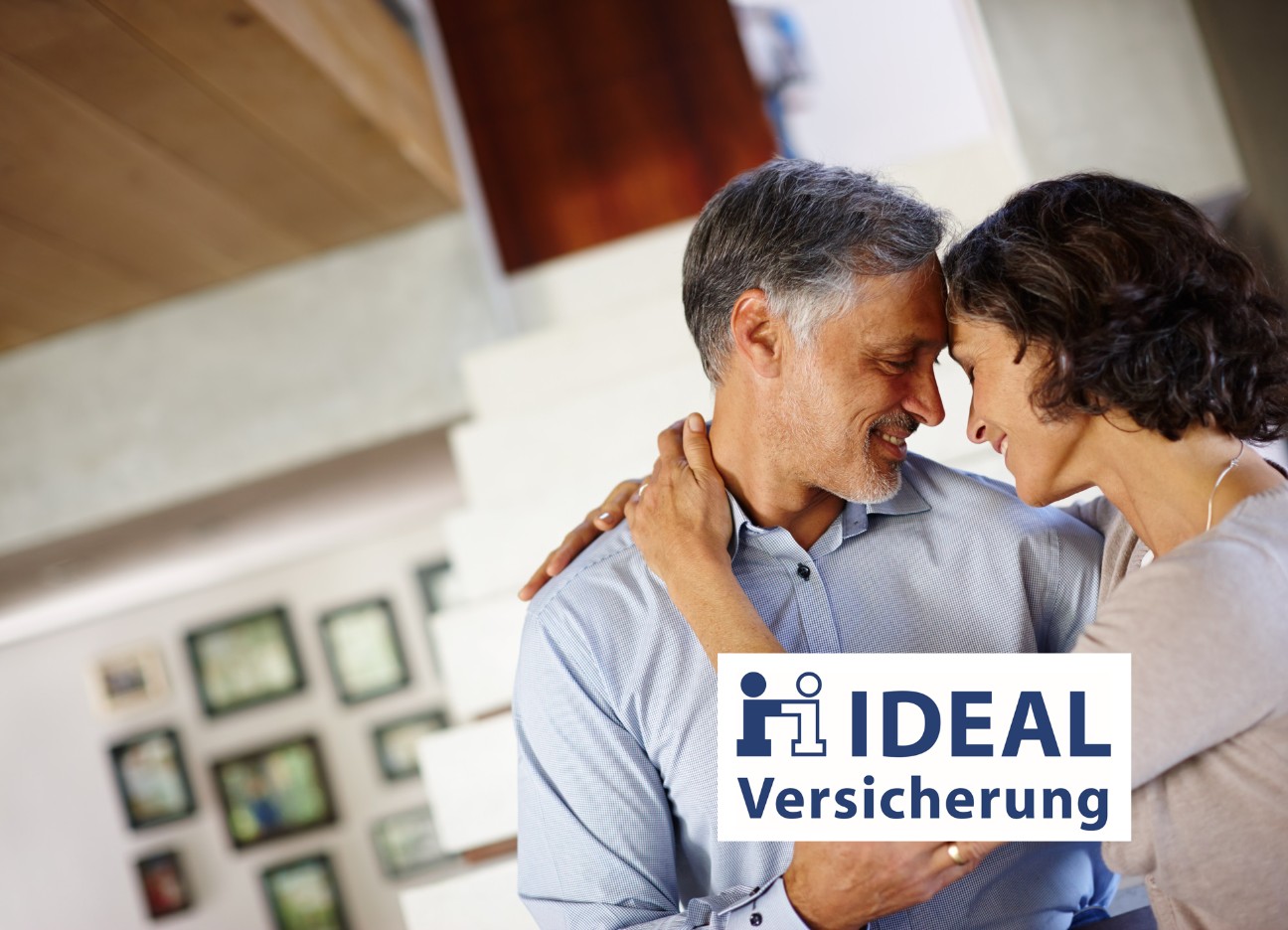 Ein Mann und eine Frau schauen sich vertraut an und berühren sich an Armen und Stirn. Unten rechts im Bild ist das Logo des Versicherers Ideal zu sehen.