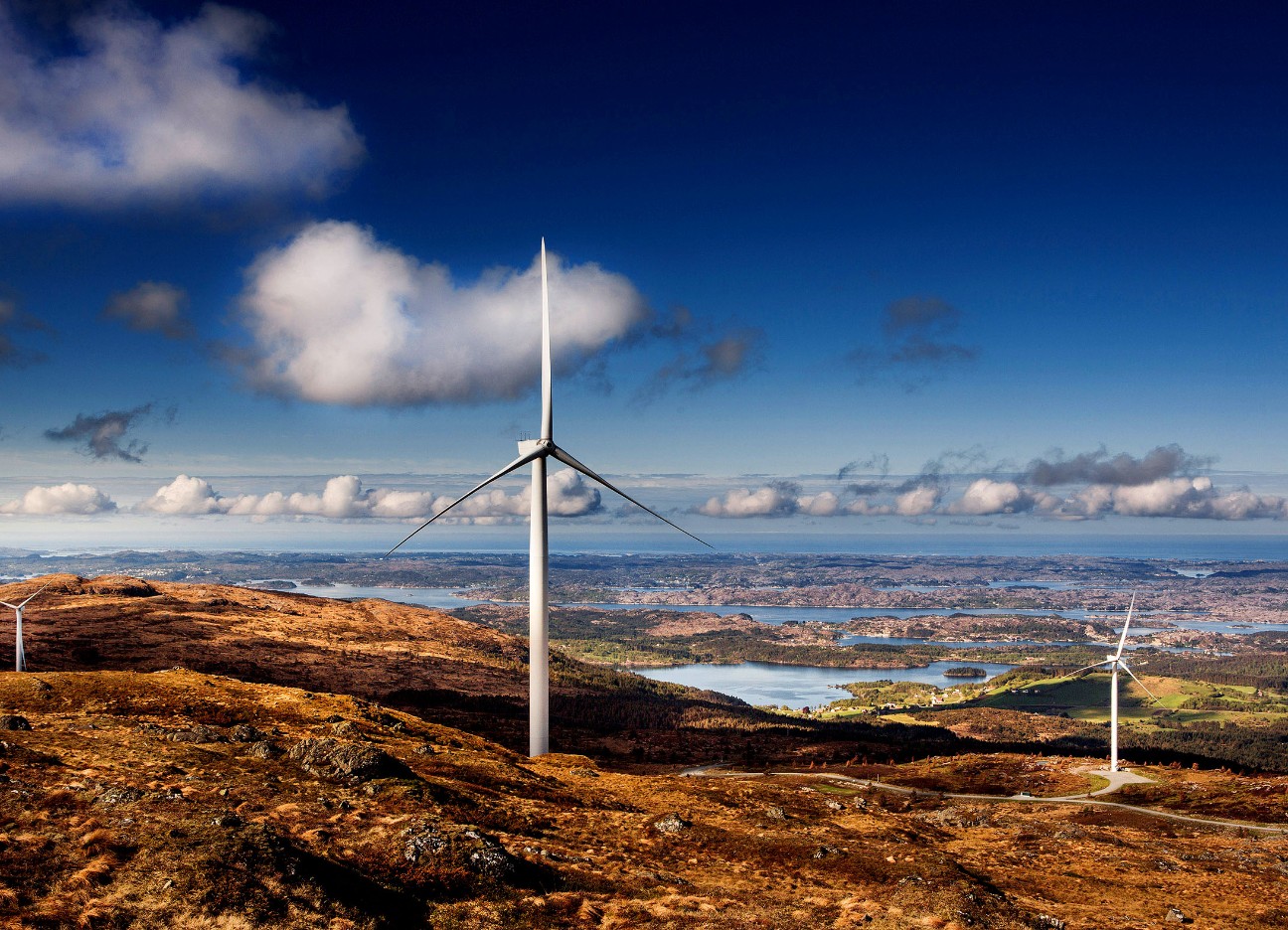 Windpark in norwegischer Fjordlandschaft