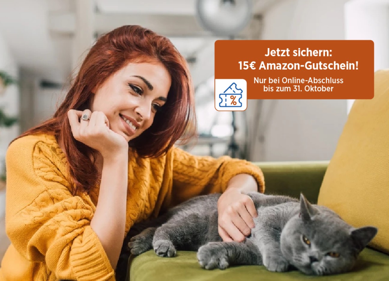 die Bayerische Gutscheinaktion Katzenkrankenversicherung Ein Frau krault eine Katze. Schrift im Vordergrund: "Jetzt sichern: 15€ Amazon-Gutschein!"