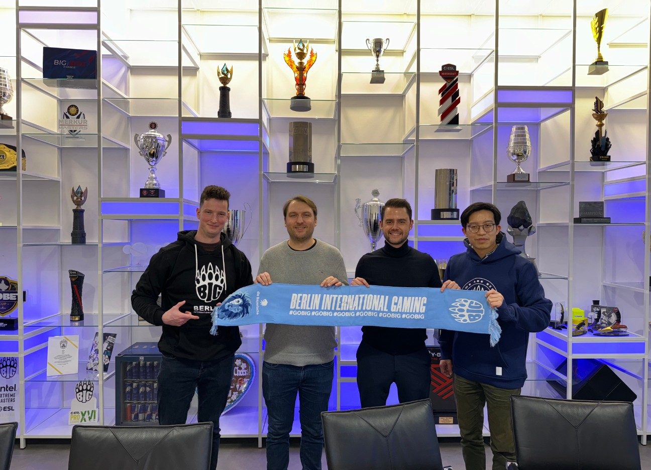 Steven Küster und Leonardo Duc Dao vor den Trophäen der Gaming-Szene