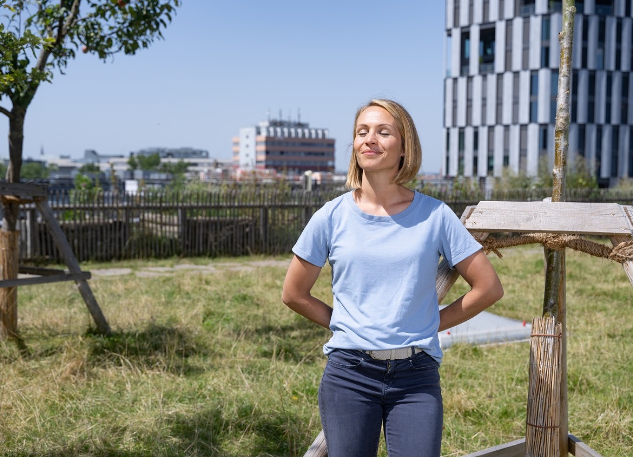 Magdalena Neuner steht auf einem Almdach in München und genießt mit geschlossenen Augen die Sonne. Magdalena Neuner steht auf einem Almdach in München und genießt mit geschlossenen Augen die Sonne.