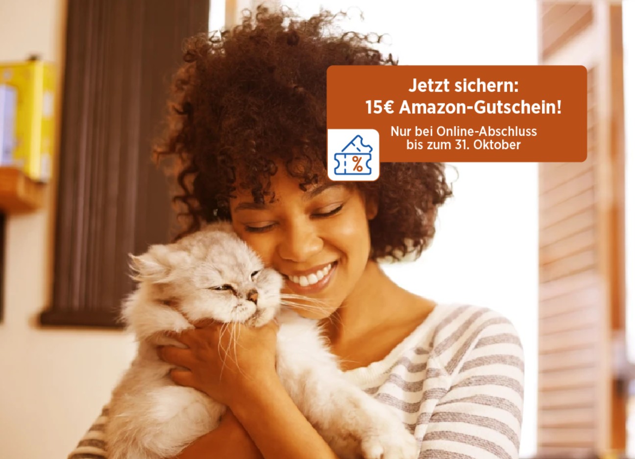 dien Bayerische Gutscheinaktion Katzen-OP-Versicherung Eine Frau kuschelt mit einer Katze. Schrift im Vordergrund: "Jetzt sichern: 15€ Amazon-Gutschein!"