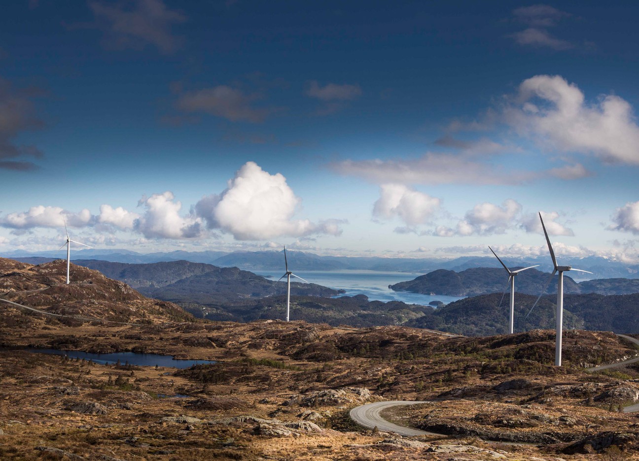 Landschaft mit Windkraftanlagen auf Hügeln und Blick auf das Meer im Hintergrund. Landschaft mit Windkraftanlagen auf Hügeln und Blick auf das Meer im Hintergrund.
