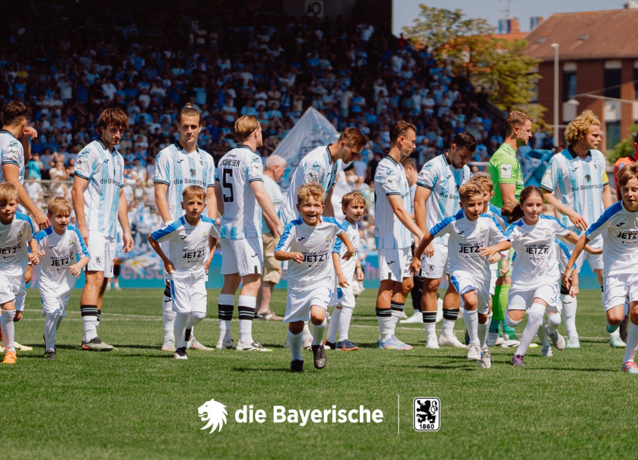 Mehrere Fußballspieler des TSV 1860 und Einlaufkinder