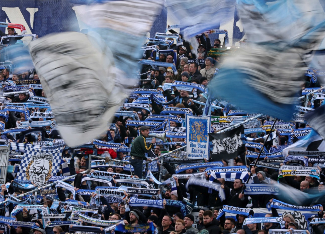 Fans des TSV 1860 schwenken im Stadion Fan-Schals und Fahnen Fans des TSV 1860 schwenken im Stadion Fan-Schals und Fahnen