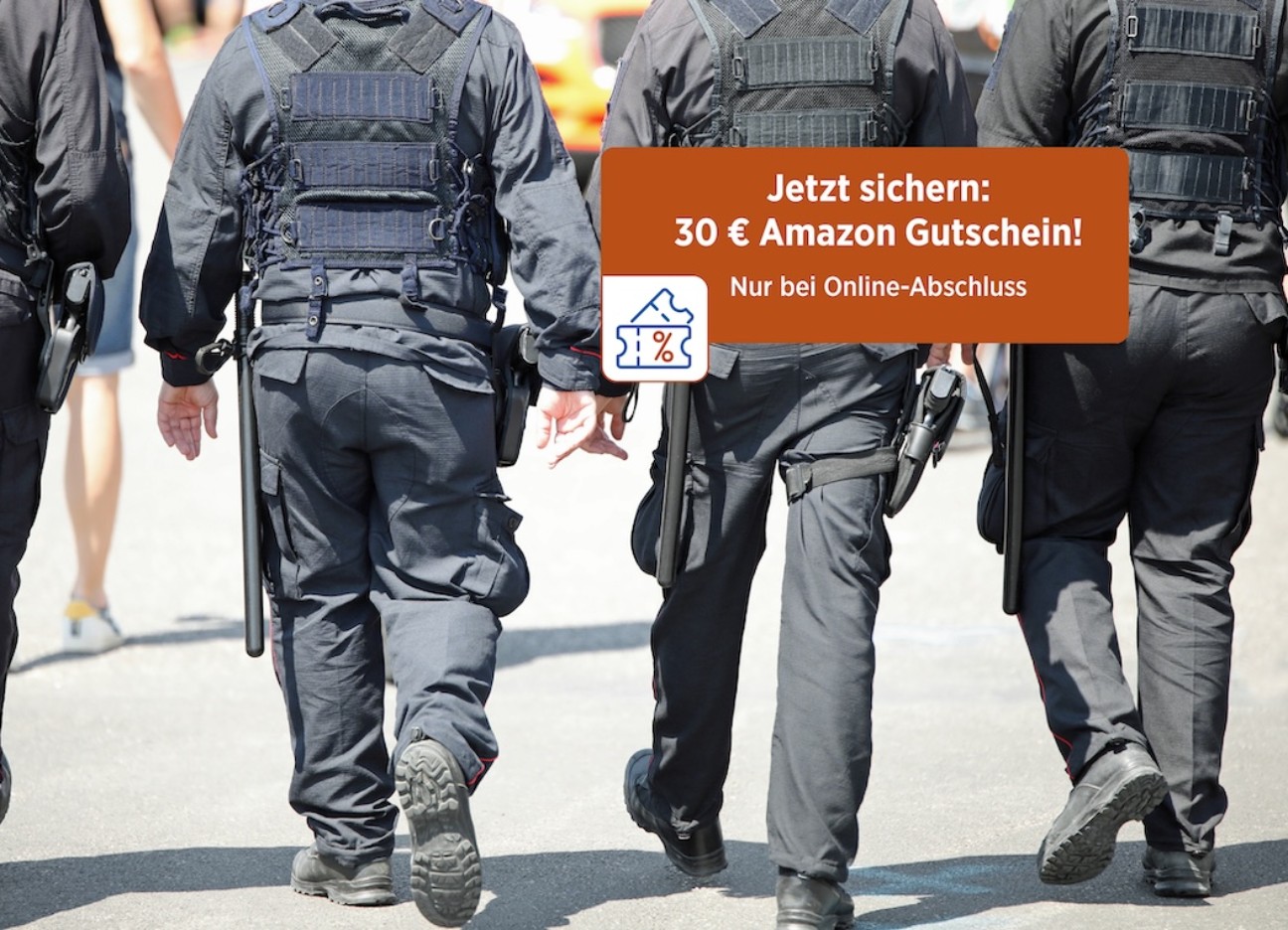 Mehrere Männer und Frauen in Polizei-Uniform und Hinweis im Bild "Jetzt sichern: 30€ Amazon-Gutschein. Nur bei  Online-Abschluss" Mehrere Männer und Frauen in Polizei-Uniform und Hinweis im Bild "Jetzt sichern: 30€ Amazon-Gutschein. Nur bei  Online-Abschluss"