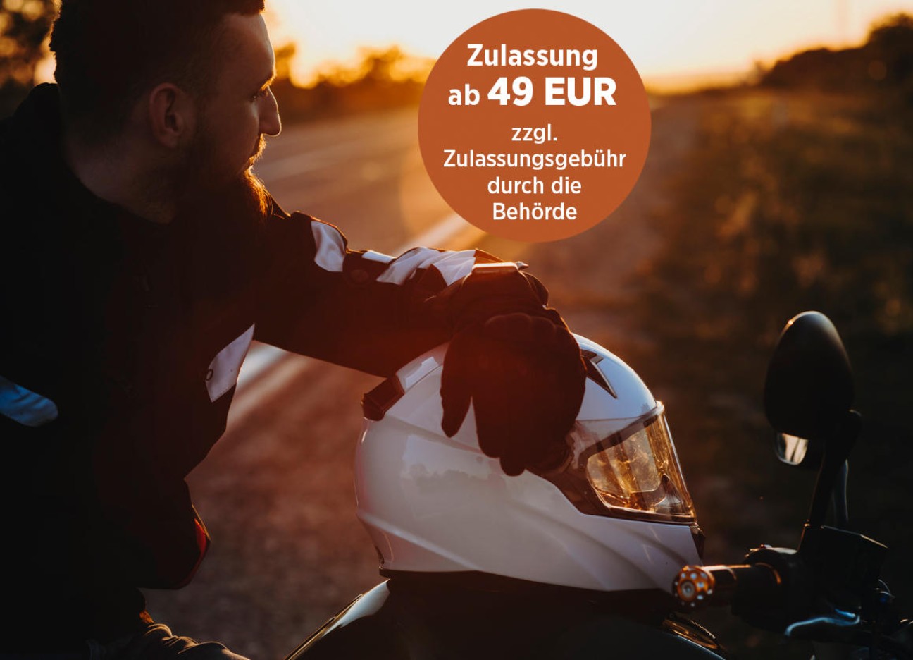 Motorradfahrer macht während einer Fahrt auf der Landstraße bei Sonnenuntergang eine Pause. Motorradfahrer macht während einer Fahrt auf der Landstraße bei Sonnenuntergang eine Pause.