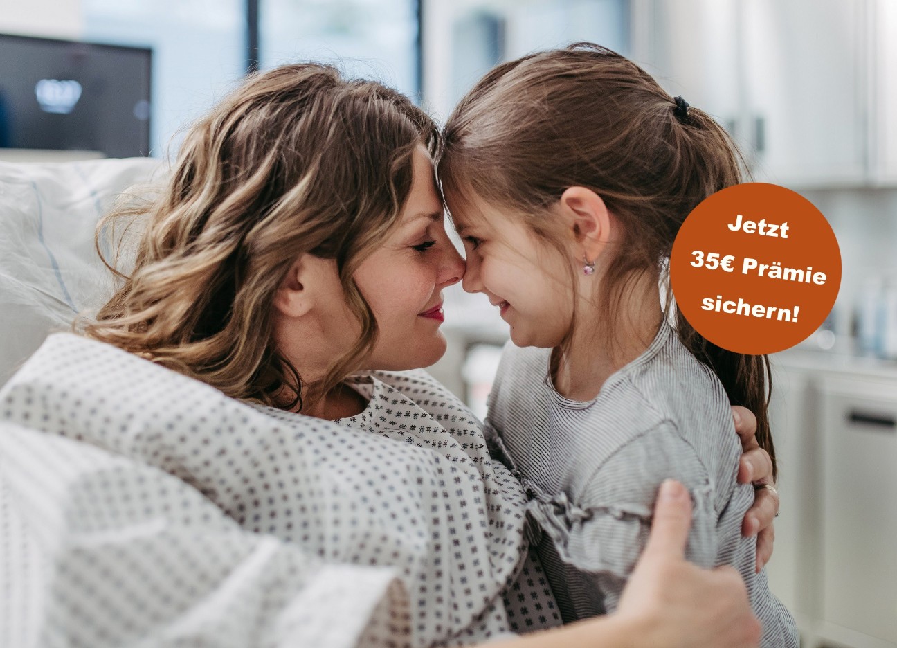 Mutter und Tochter lächeln sich im Krankenhaus an; Hinweis "Jetzt 35€ Prämie sichern!"