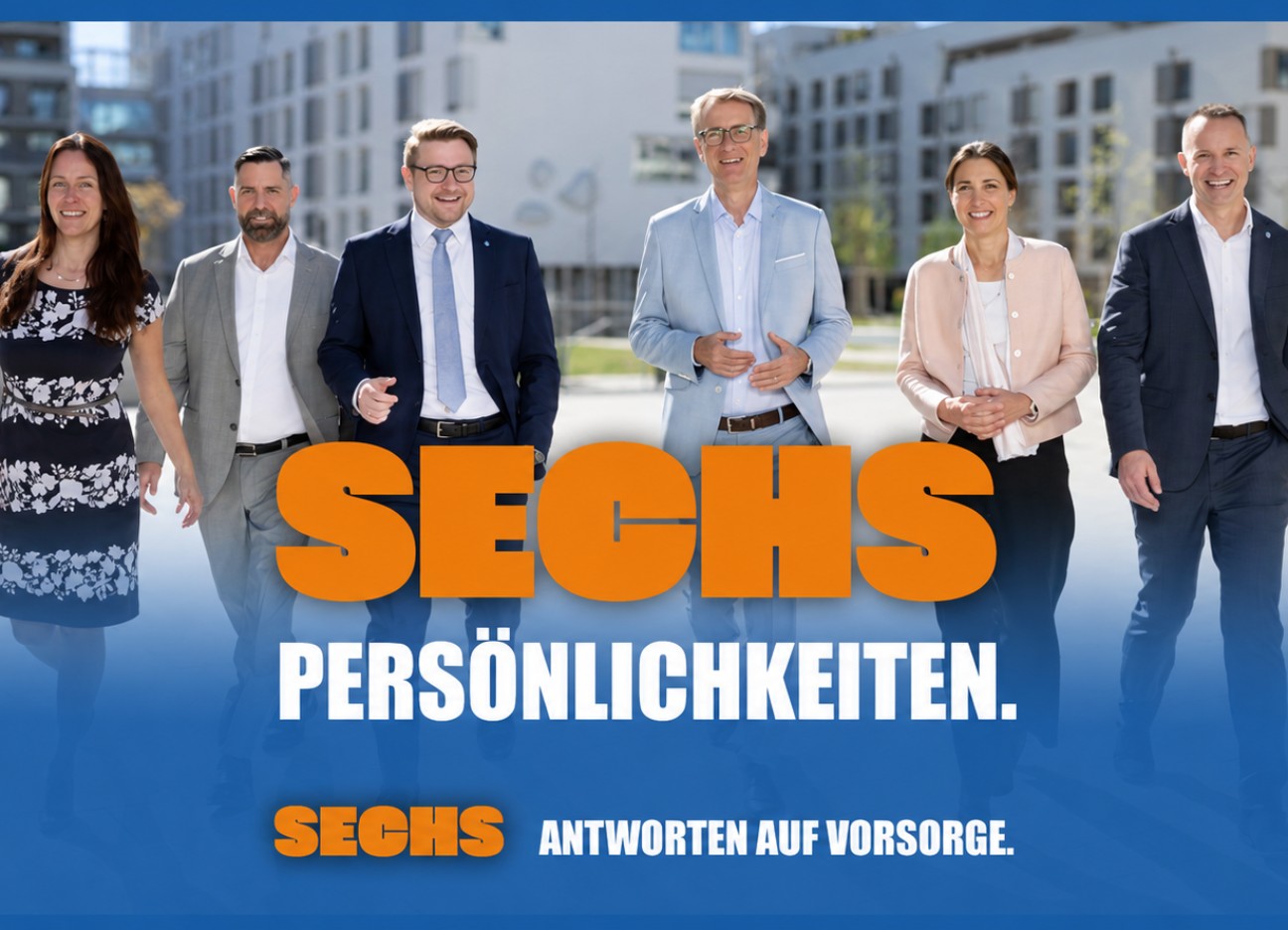 Sechs Personen in Businesskleidung gehen lächelnd auf einer modernen Wohnanlage im Freien auf die Kamera zu. Im Vordergrund steht groß der orange Schriftzug „SECHS PERSÖNLICHKEITEN.“ Darunter steht „SECHS ANTWORTEN AUF VORSORGE.“ Links unten ist das Logo und der Text „die Bayerische stellt sich zur Wahl.“ 
