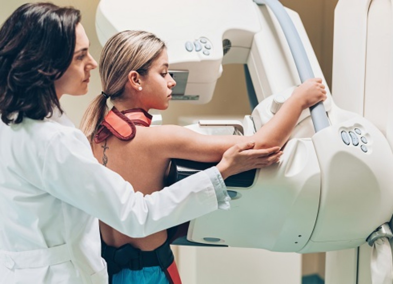 Bühnenbild Ratgeber Gesundheitsvorsorge Eine Ärztin und ein Mädchen sind zusammen beim Röntgen ihres Arms.