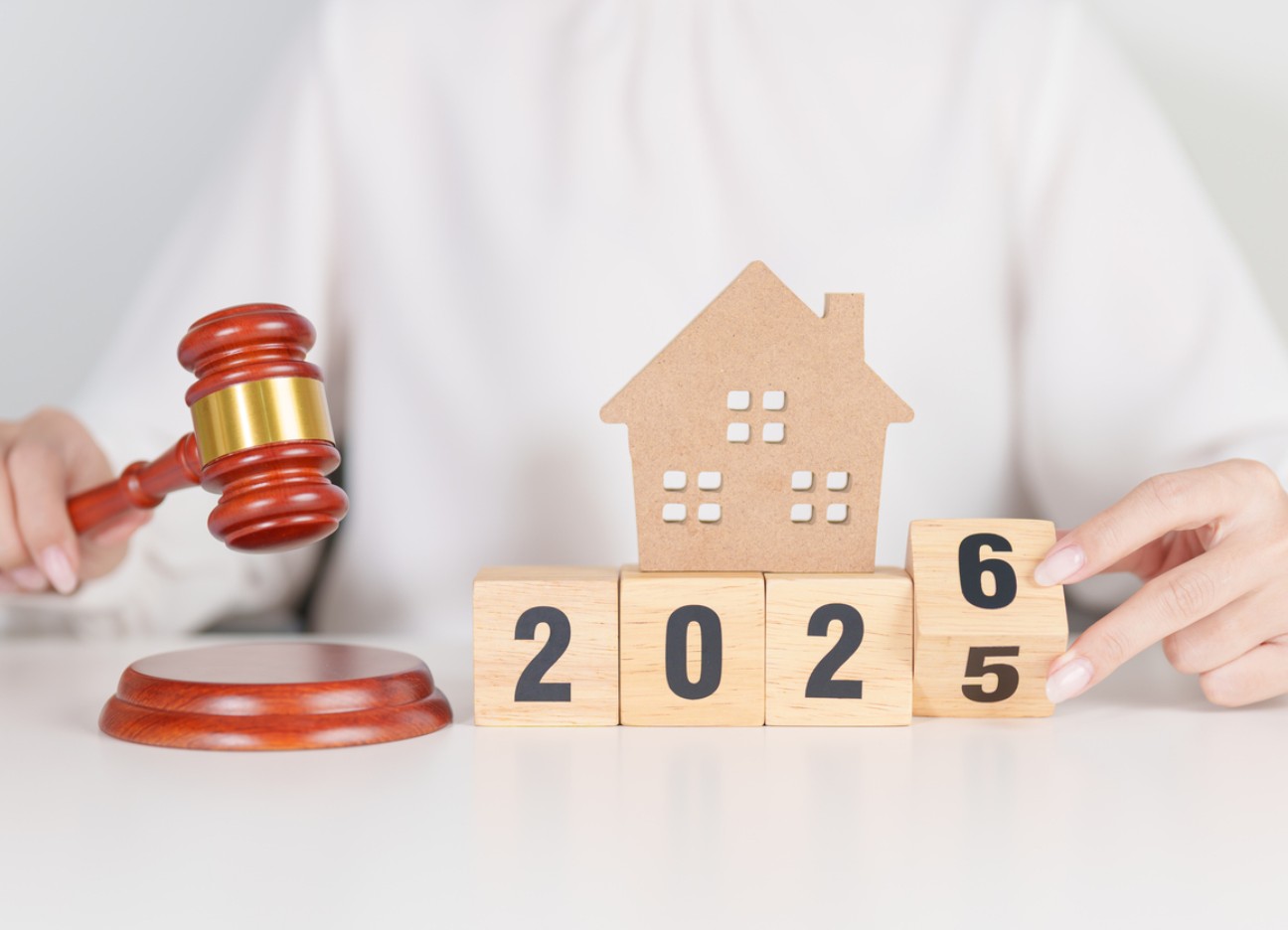 Ein Richterhammer und Bauklötze, die von 2025 auf 2026 umgedreht werden