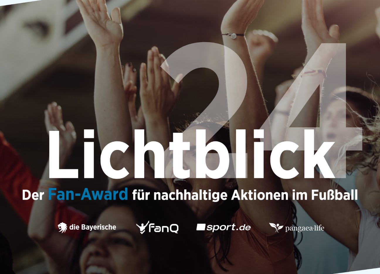 Lichtblick 2024 Titelgrafik Im Hintergrund: jubelnde Fans; im Vordergrund: Slogan "Lichtblick - der Fan-Award für nachhaltige Aktionen im Fußball" und Logos von "die Bayerische", "FanQ", "sport.de" und "Pangaea Life"