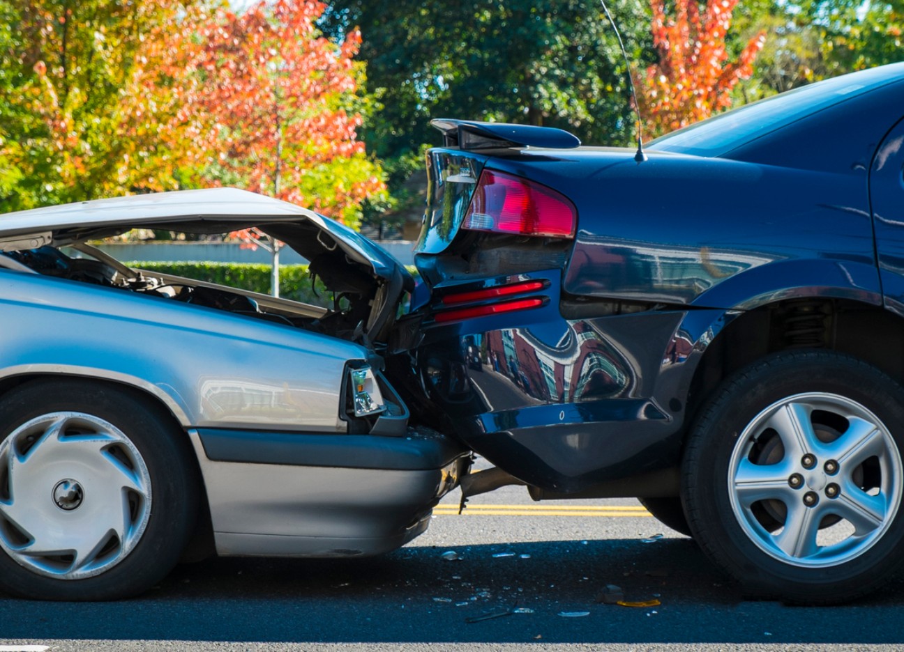 informationen-kfz-schaden-melden Zwei Autos sind an einem Auffahrunfall beteiligt.