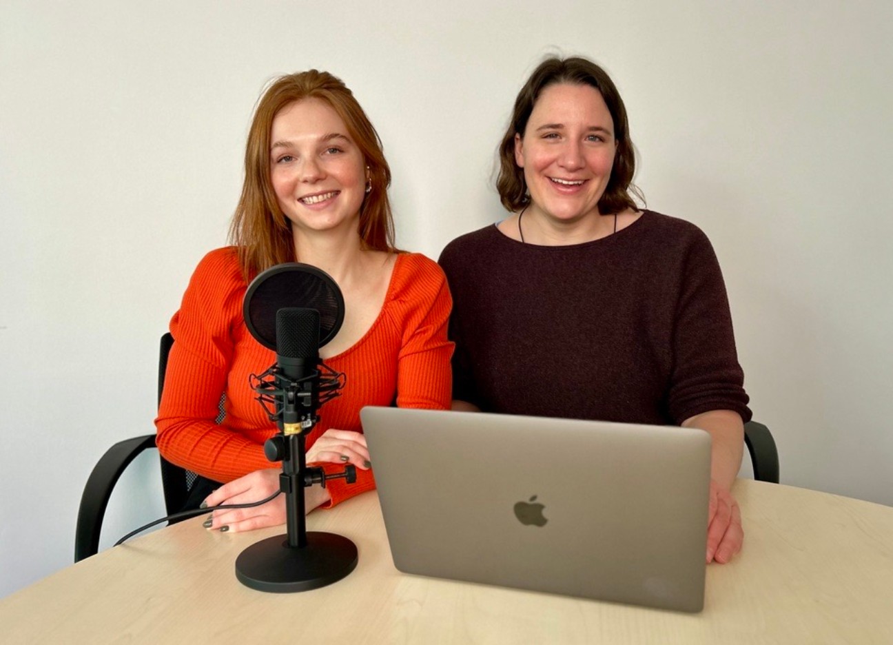 Hannah und Luisa vom Podcast "Frausichert" am Laptop Hannah und Luisa vom Podcast "Frausichert" am Laptop