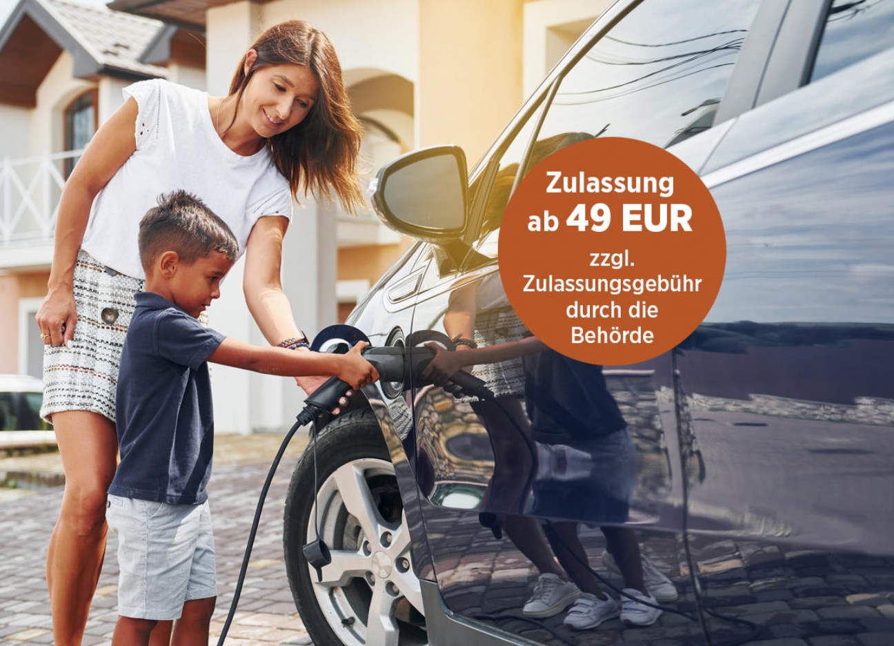 Eine Mutter und ihr kleiner Sohn schließen gemeinsam ihr Auto an die Ladesäule an Eine Mutter und ihr kleiner Sohn schließen gemeinsam ihr Auto an die Ladesäule an