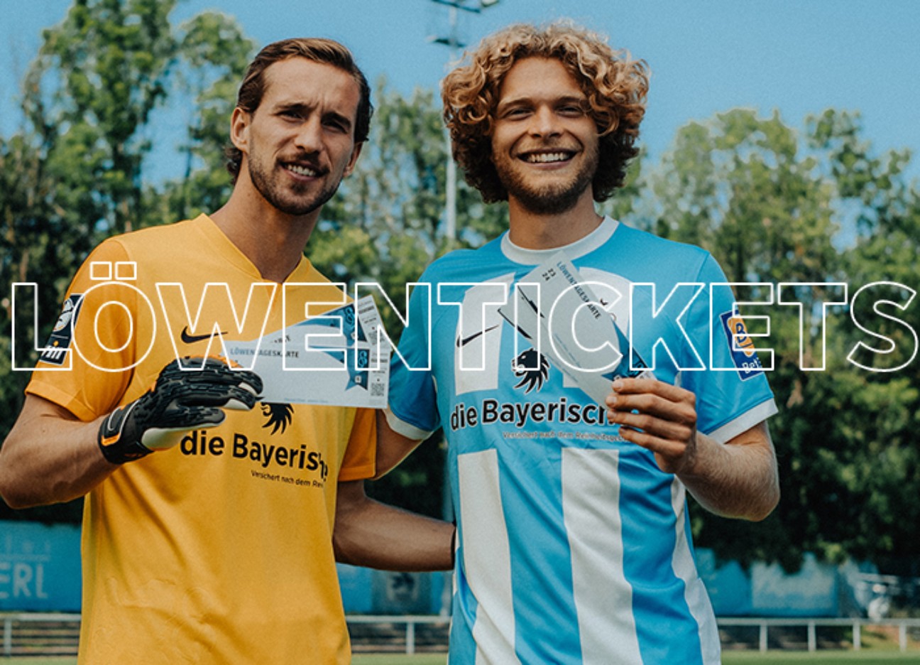 Zwei Spieler des TSV 1860 halten Tickets hoch - im Vordergrund der Schriftzug "Löwentickets"