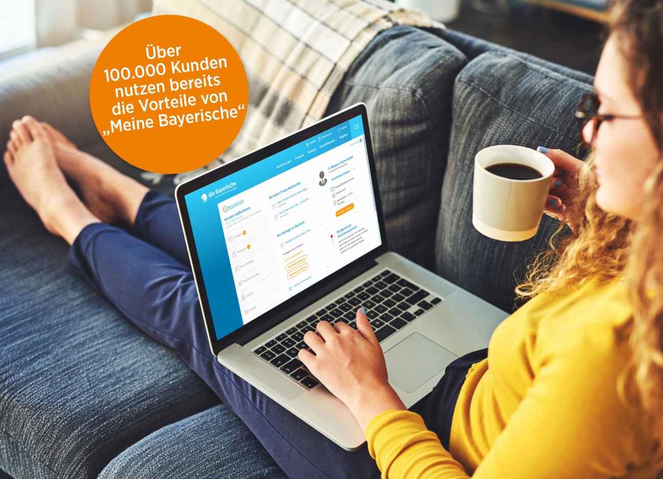Eine Person sitzt auf einem Sofa, arbeitet am Laptop und hält eine Tasse. Text: "Über 100.000 Kunden nutzen bereits die Vorteile von 'Meine Bayerische'".