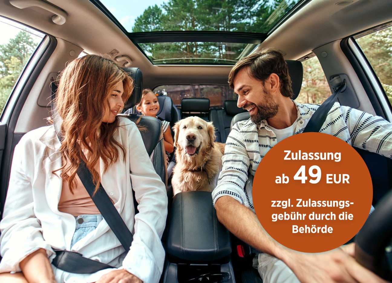 Eine junge Familie, fotografiert aus der Perspektive des Autocockpits, sitzt angeschnallt Auto und haben ihren goldbeigen Hund auf der Rückbank mit dabei.