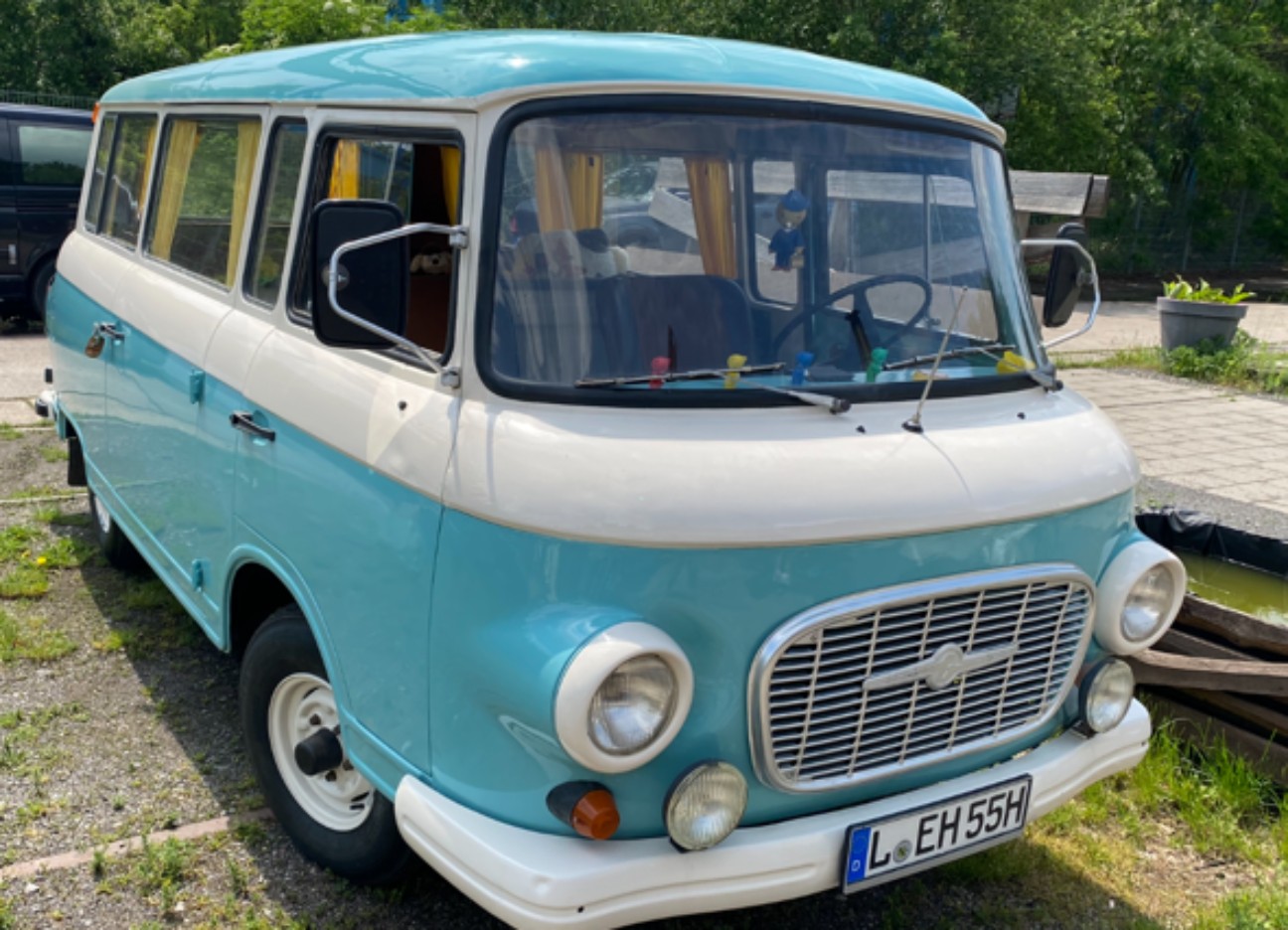 Marc Weller - Oldtimerversicherungen - hellblauer Bus