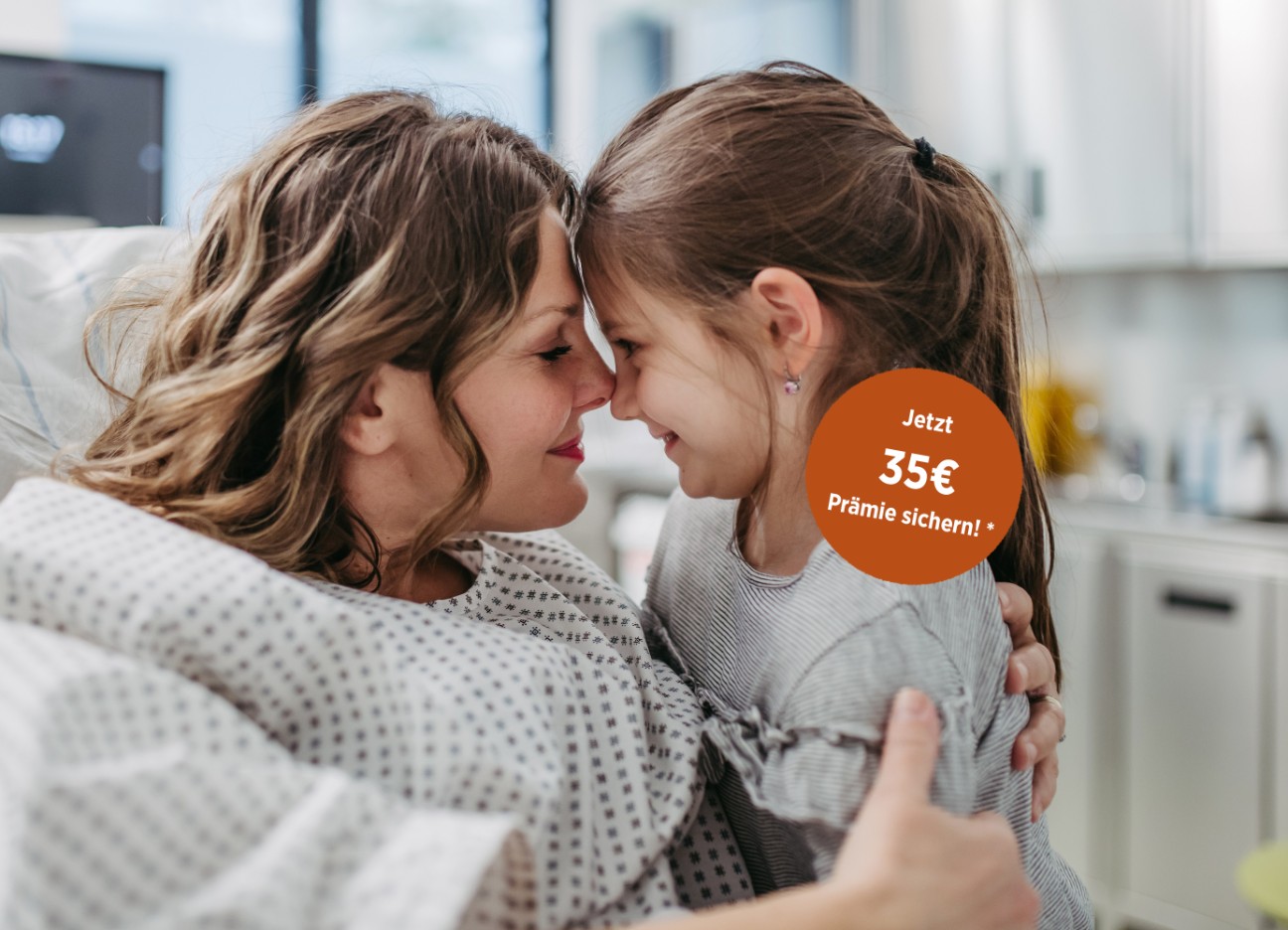 Mutter und Tochter lächeln sich im Krankenhaus an; Hinweis "Jetzt 35€ Prämie sichern!"