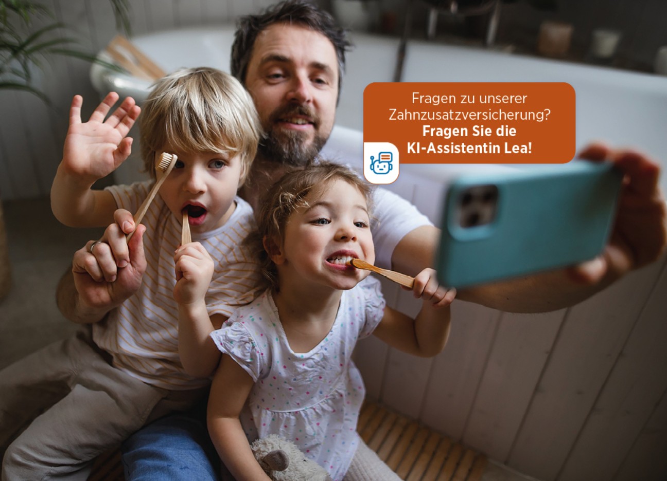 Ein Vater nimmt mit seiner Tochter und seinem Sohn ein Selfie auf, während sie beide am Zähne putzen sind. Im Bild der Schriftzug "Fragen zu unserer Zahnzusatzversicherung? Fragen Sie Lea!"