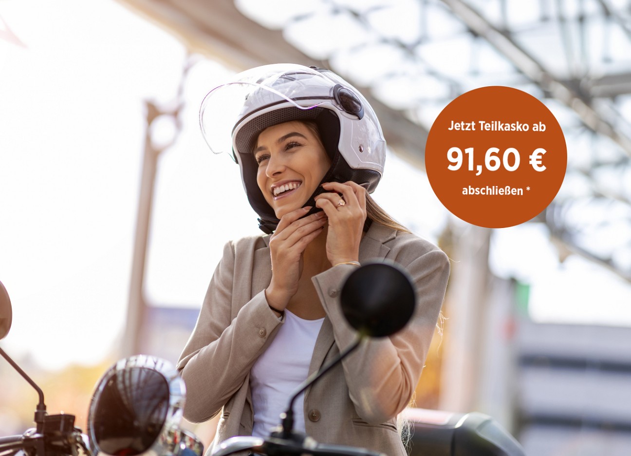 Eine junge Frau auf einem Roller schnallt ihren Helm an.