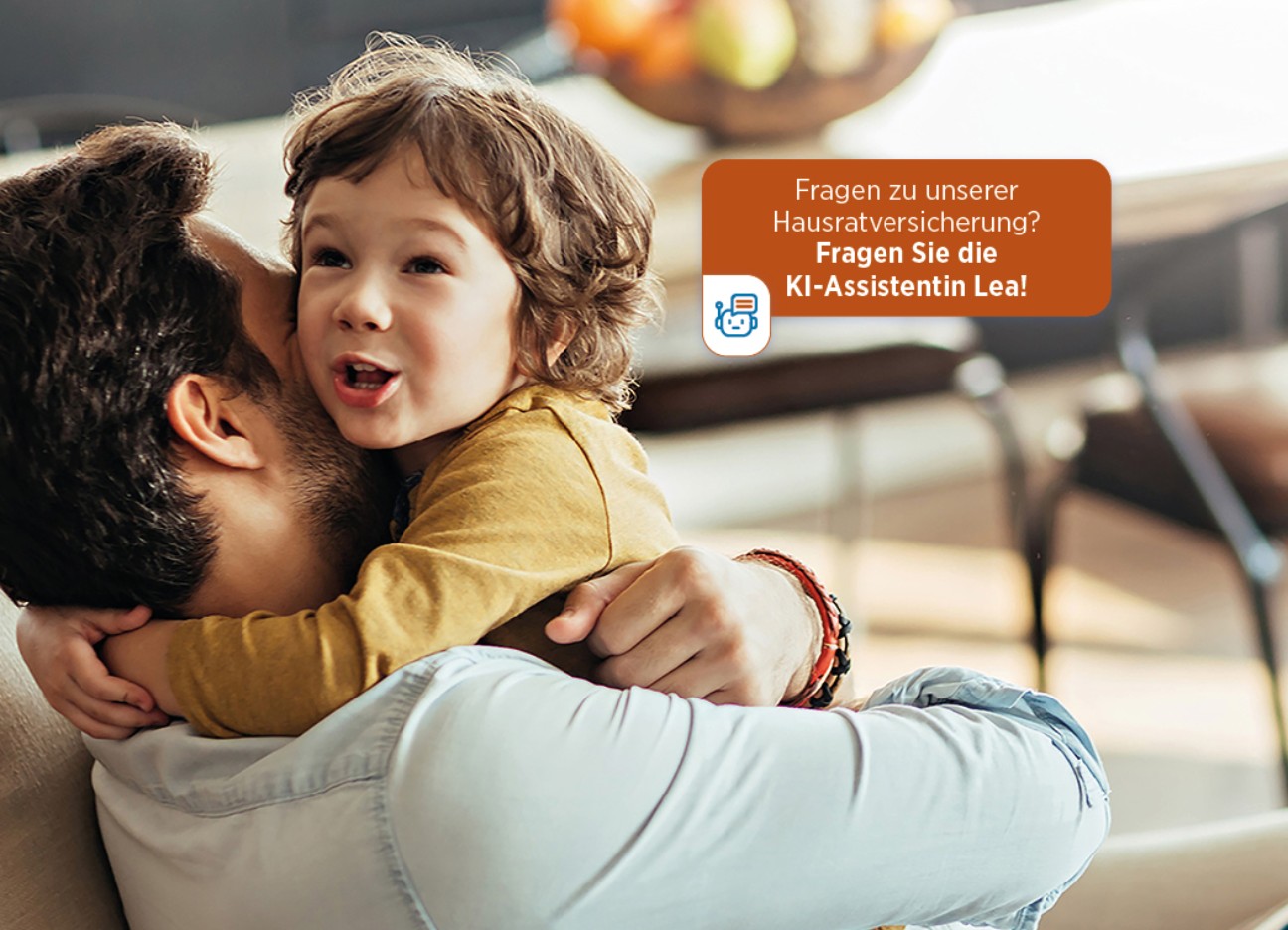 Ein kleiner Junge umarmt seinen Vater. Im Bild der Schriftzug "Fragen zu unserer Hausratversicherung? Fragen Sie Lea!"