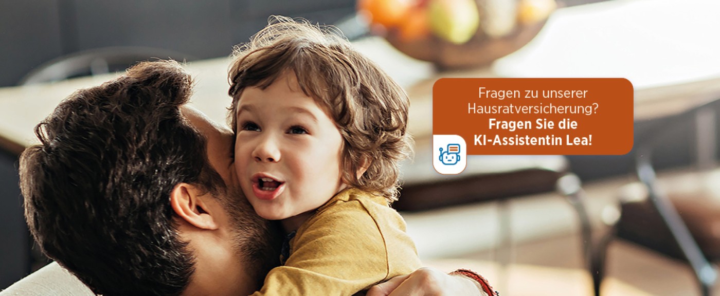 Ein kleiner Junge umarmt seinen Vater. Im Bild der Schriftzug "Fragen zu unserer Hausratversicherung? Fragen Sie Lea!"