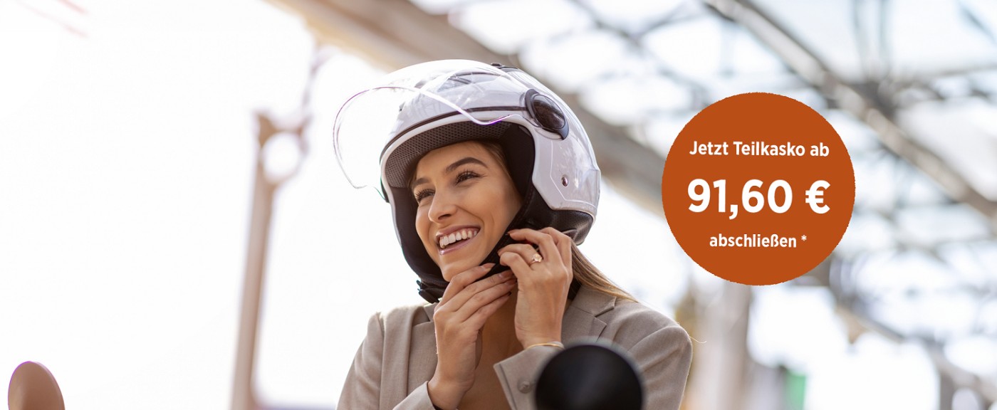 Eine junge Frau auf einem Roller schnallt sich ihren Helm an.