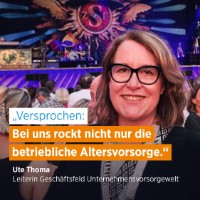 Ute Thoma beim Rockkonzert; Schriftzug: "Bei uns rockt nicht nur die Altersvorsorge."