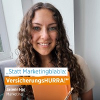 Jasmin Haj lächelt; Schriftzug: "Statt Marketingblabla: VersicherungsHURRA!"