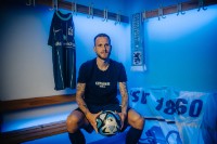 Spieler des TSV 1860 Tim Rieder sitzt und der Kabine und hält Fußball in der Hand
