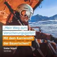 Stefan Schulz im Sessellift; Schriftzug: "Mein Weg zum Versicherungsgipfel? Mit dem Karrierelift der Bayerischen!"