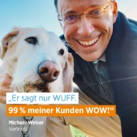 Michael Weber neben einem Hund; Schriftzug "Er sagt nur WUFF. 99% meiner Kunden WOW!"