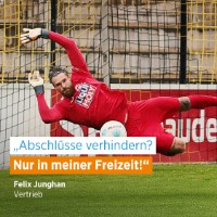 Felix Junghan im Fußballtor; Schriftzug: "Abschlüsse verhindern? Nur in meiner Freizeit!"
