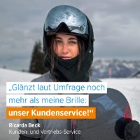 Ricarda Beck beim Snowboarden; Schriftzug: "Glänzt laut Umfrage noch mehr als meine Brille: unser Kundenservice!"