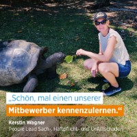 Kerstin Wagner neben einer Schildkröte; Schriftzug "Schön, mal einen unserer Mitbewerber kennenzulernen."