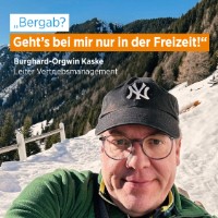 Burghard-Orgwin Kaske in den Bergen; Schriftzug: "Bergab? Geht's bei mir nur in der Freizeit!"